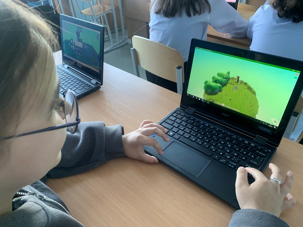 создание ребенком игры в жанре сражения в Kodu Game Lab
