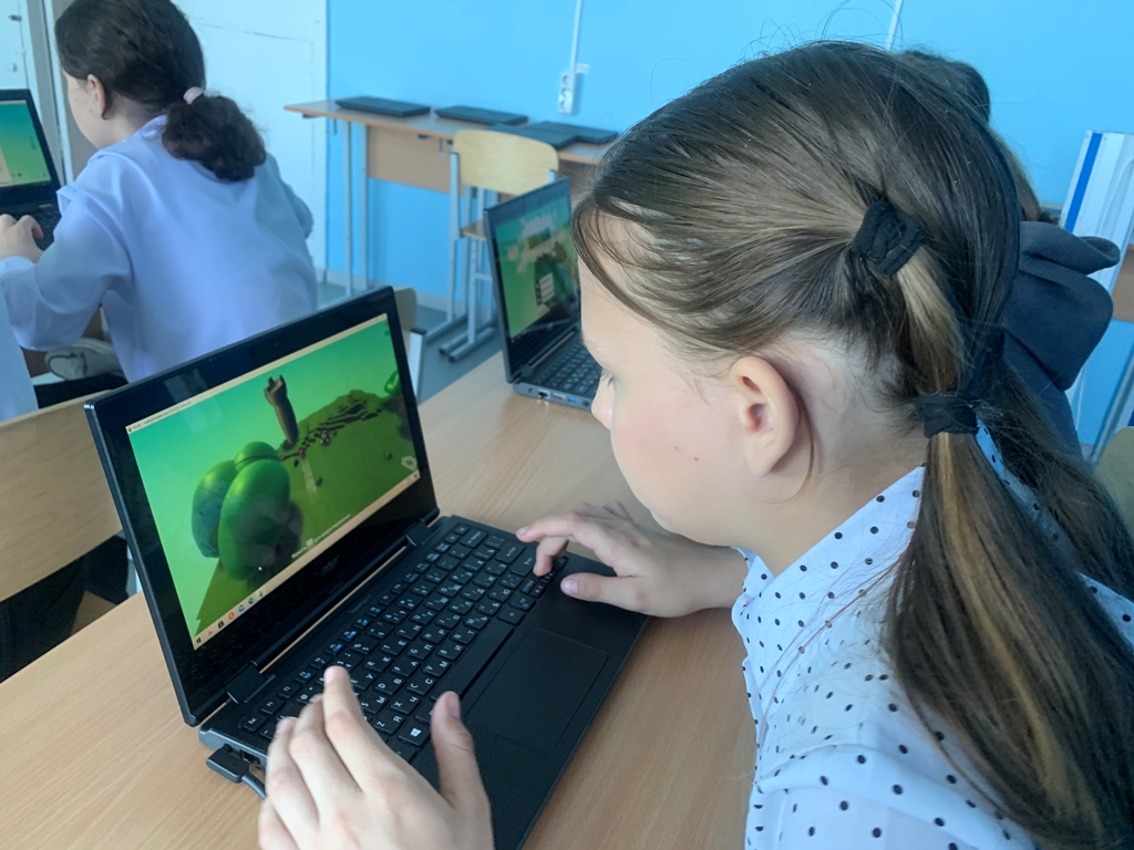 создание ребенком игры в жанре сражения в Kodu Game Lab