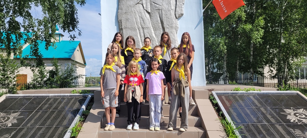 активисты ЮНАРМИИ и активисты добровольческого клуба "Добрые сердца" организовали уборку обелиска "Скорбящая Мать".
