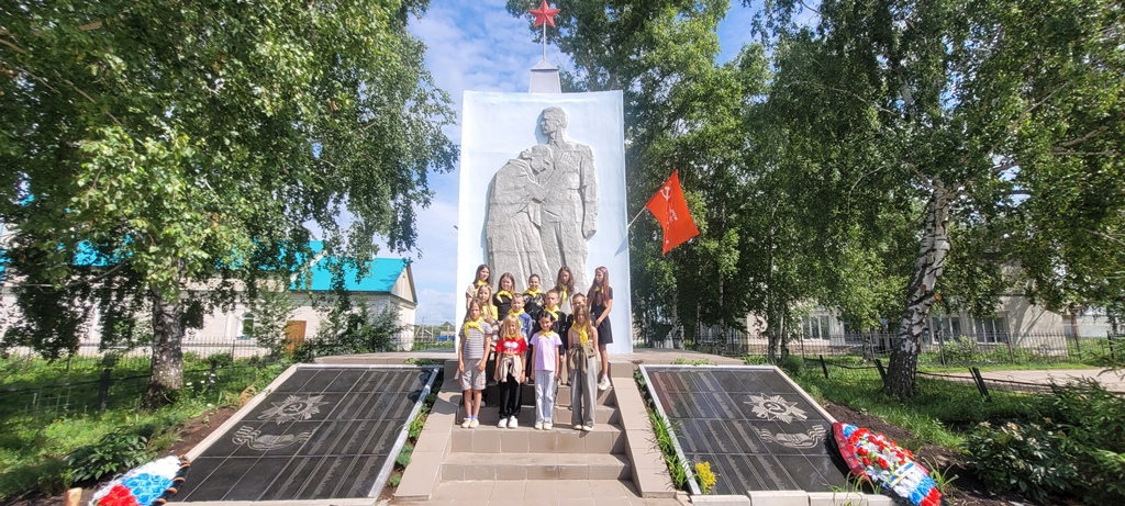 активисты ЮНАРМИИ и активисты добровольческого клуба "Добрые сердца" организовали уборку обелиска "Скорбящая Мать".