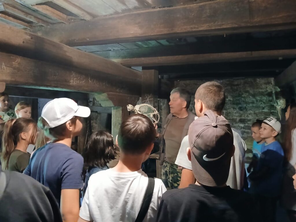 Воспитанники ГБОУ СОШ с. Девлезеркино рассматривают экспонаты на мельнице Купцов Марковых