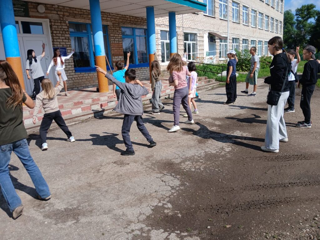 Утренняя зарядка в летнем лагере