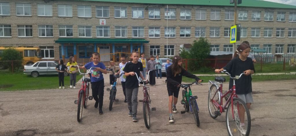 В рамках акции "Внимание- дети! Летние каникулы!" повторили правила дорожного движения.