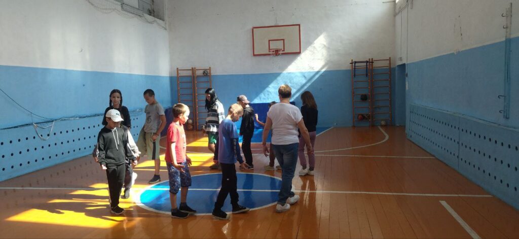 Утренняя зарядка в детском лагере
