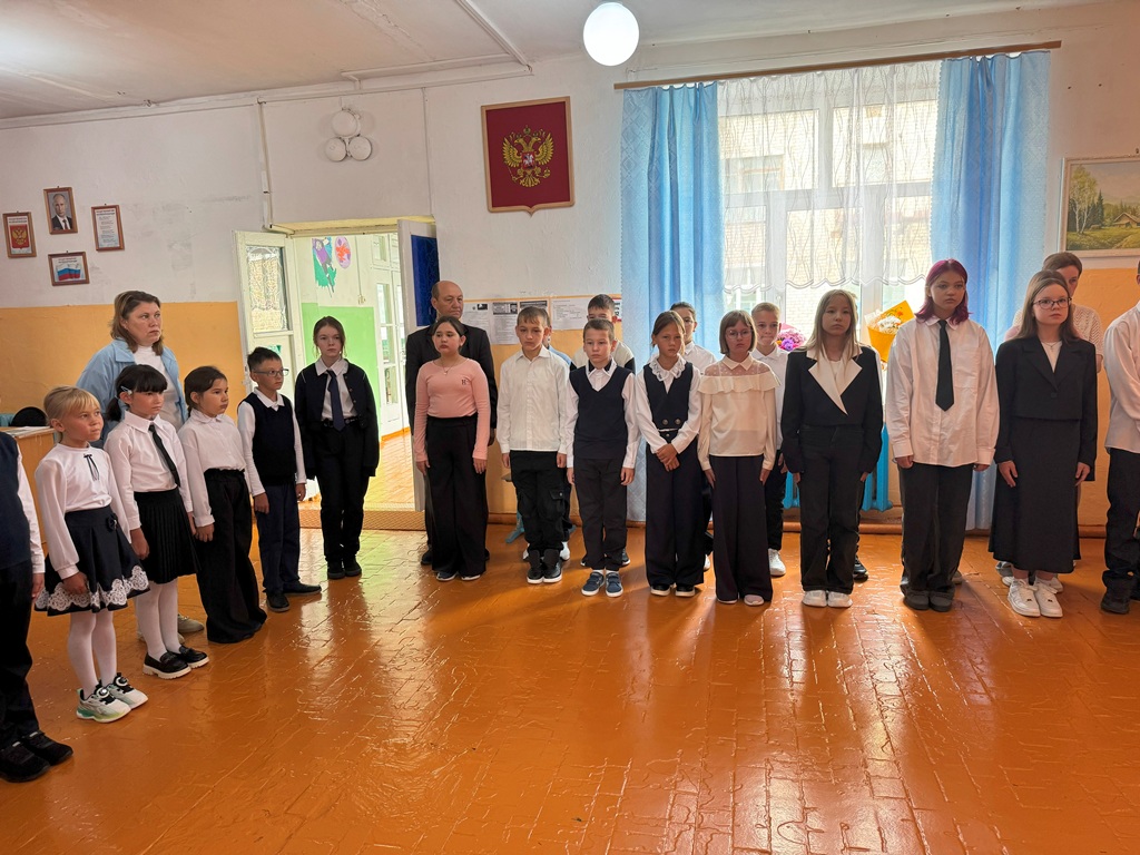 Воспитанники школы построились на линейку