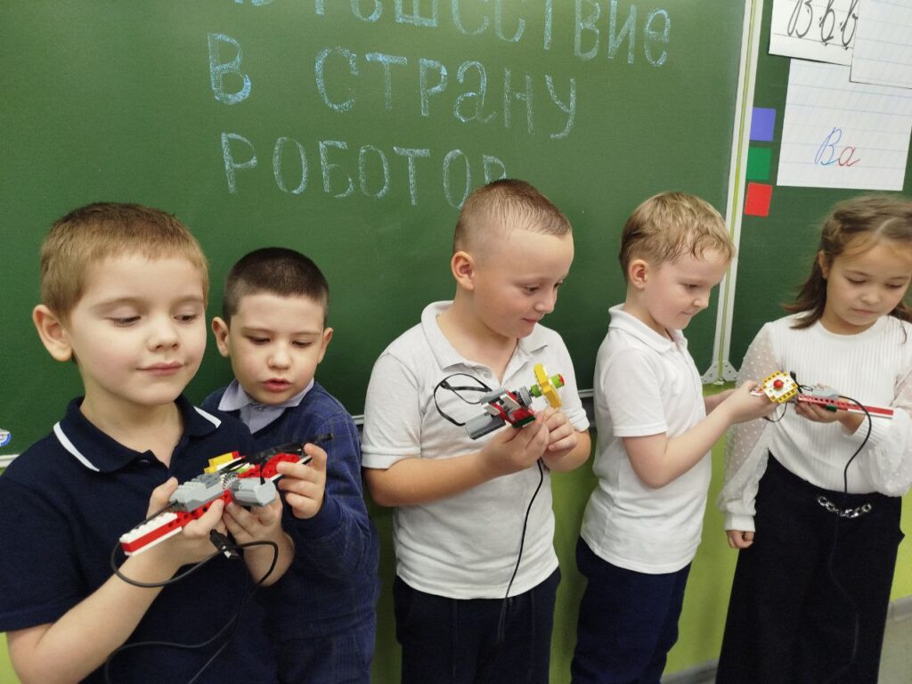 В рамках реализации задач по развитию инженерного мышления и цифровых компетенций у младших школьников, 11 ноября   педагогом дополнительного образования Ануфриевой О.А. было проведено занятие для учащихся начальных классов "Путешествие в страну Роботов с Лего-Ведо"