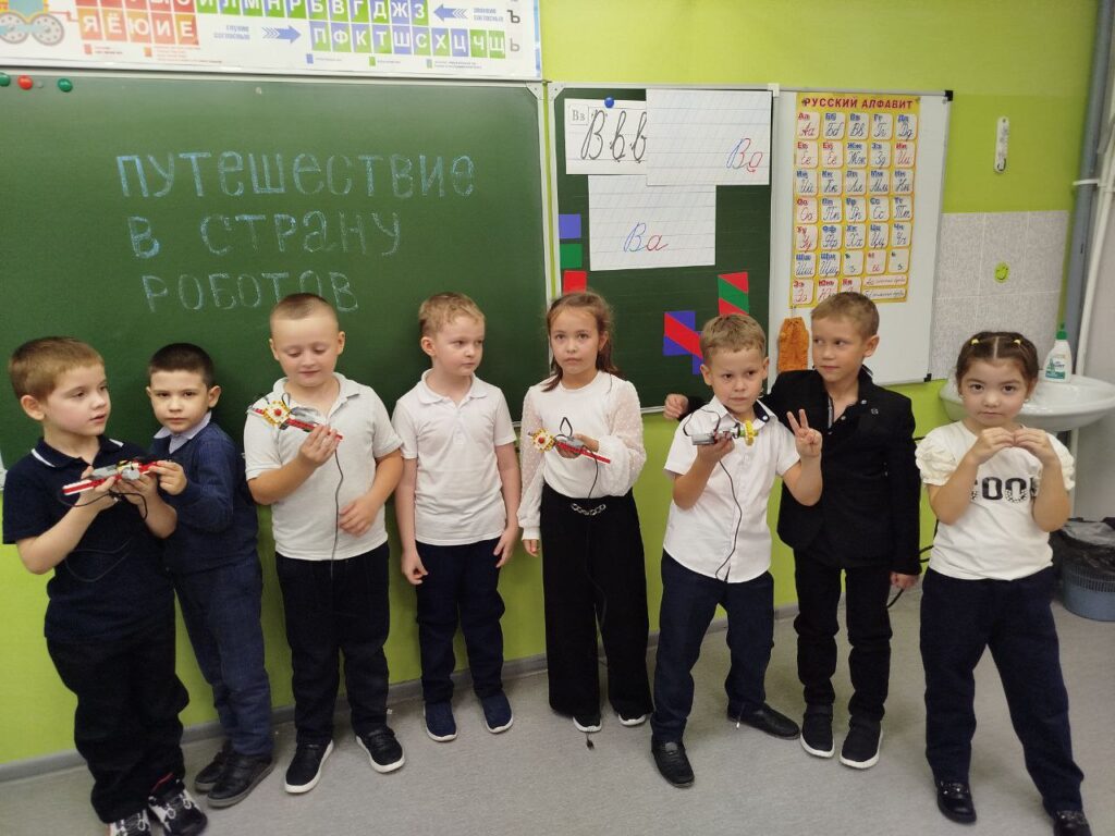 В рамках реализации задач по развитию инженерного мышления и цифровых компетенций у младших школьников, 11 ноября   педагогом дополнительного образования Ануфриевой О.А. было проведено занятие для учащихся начальных классов "Путешествие в страну Роботов с Лего-Ведо"