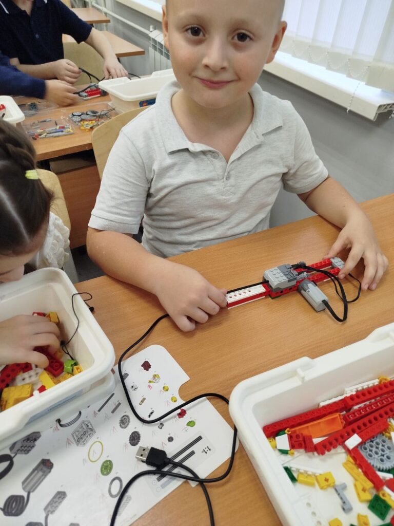 В рамках реализации задач по развитию инженерного мышления и цифровых компетенций у младших школьников, 11 ноября   педагогом дополнительного образования Ануфриевой О.А. было проведено занятие для учащихся начальных классов "Путешествие в страну Роботов с Лего-Ведо"