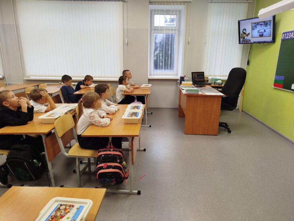 В рамках реализации задач по развитию инженерного мышления и цифровых компетенций у младших школьников, 11 ноября   педагогом дополнительного образования Ануфриевой О.А. было проведено занятие для учащихся начальных классов "Путешествие в страну Роботов с Лего-Ведо"