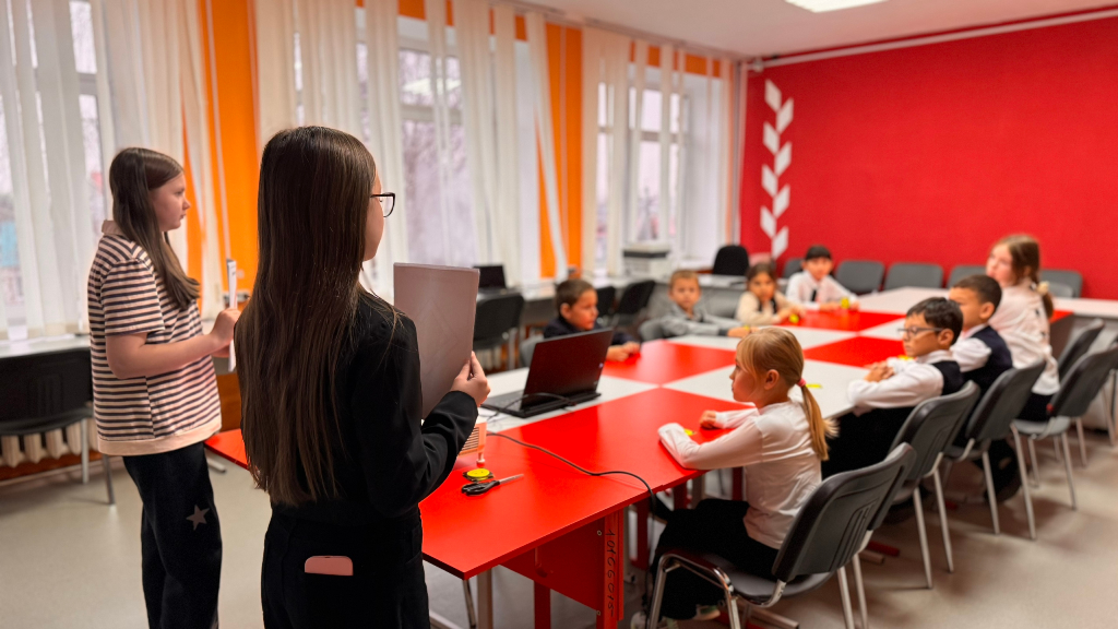 В преддверии Всемирного дня памяти жертв ДТП активисты медиацентра «Школьная правда» организовали познавательное мероприятие для школьников, посвящённое изучению дорожных знаков.