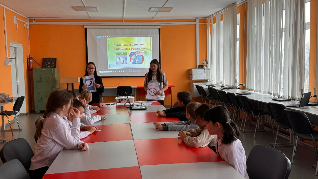 В преддверии Всемирного дня памяти жертв ДТП активисты медиацентра «Школьная правда» организовали познавательное мероприятие для школьников, посвящённое изучению дорожных знаков.