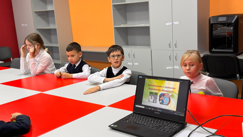 В преддверии Всемирного дня памяти жертв ДТП активисты медиацентра «Школьная правда» организовали познавательное мероприятие для школьников, посвящённое изучению дорожных знаков.