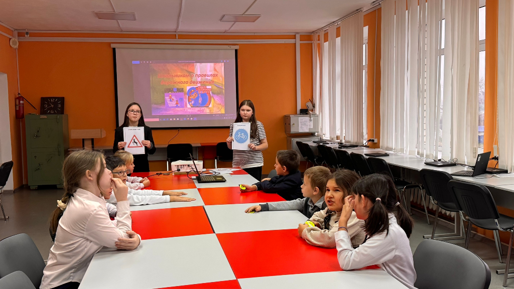 В преддверии Всемирного дня памяти жертв ДТП активисты медиацентра «Школьная правда» организовали познавательное мероприятие для школьников, посвящённое изучению дорожных знаков.