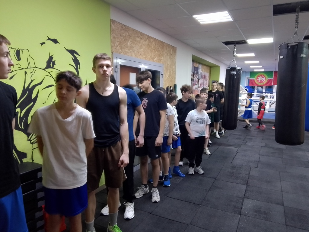 В рамках обмена опытом и укрепления взаимодействия и дружеских связей в Физкультурно-спортивном клубе им. Виктора Мякишева г. Нурлат была проведена совместная тренировка воспитанников секций бокса Челно-Вершинского района и г. Нурлат Республики Татарстан