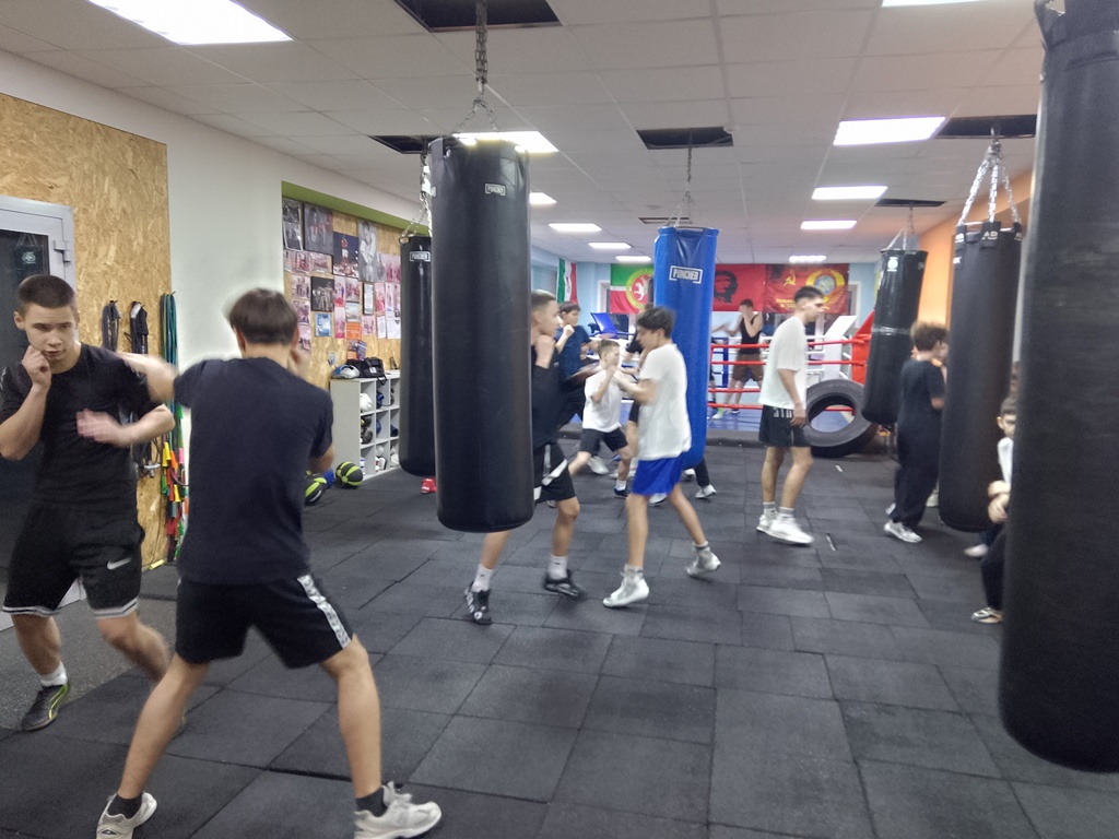 В рамках обмена опытом и укрепления взаимодействия и дружеских связей в Физкультурно-спортивном клубе им. Виктора Мякишева г. Нурлат была проведена совместная тренировка воспитанников секций бокса Челно-Вершинского района и г. Нурлат Республики Татарстан