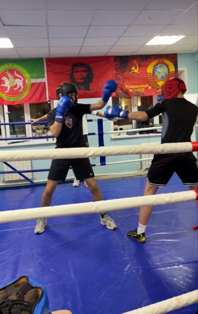В рамках обмена опытом и укрепления взаимодействия и дружеских связей в Физкультурно-спортивном клубе им. Виктора Мякишева г. Нурлат была проведена совместная тренировка воспитанников секций бокса Челно-Вершинского района и г. Нурлат Республики Татарстан