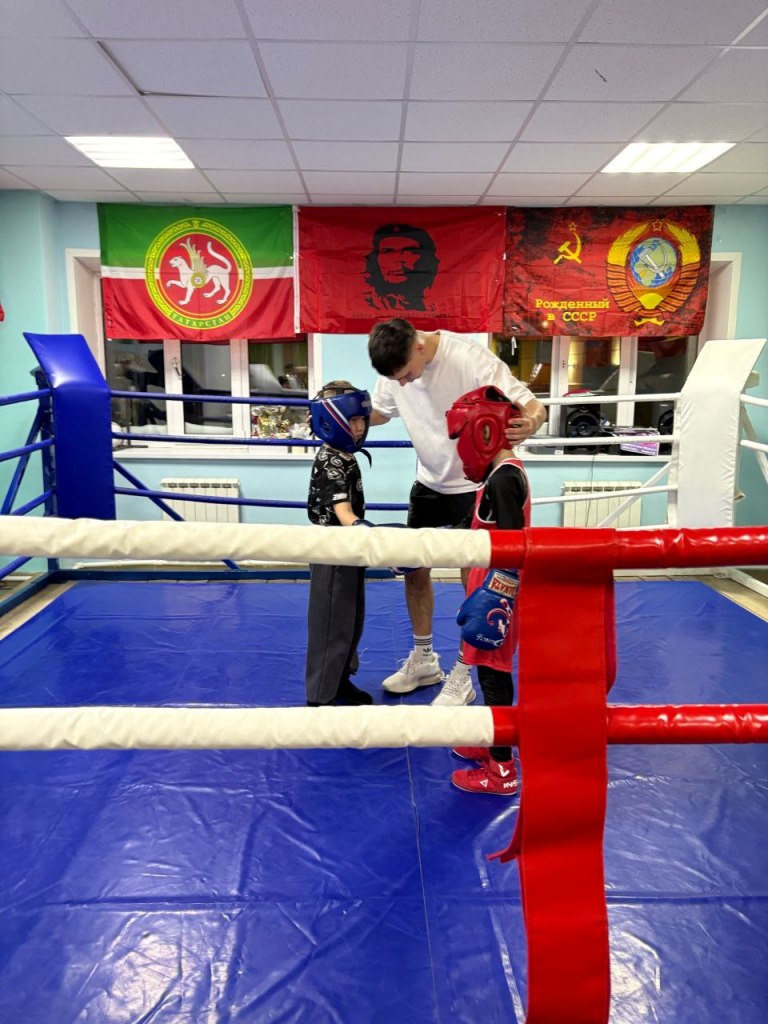 В рамках обмена опытом и укрепления взаимодействия и дружеских связей в Физкультурно-спортивном клубе им. Виктора Мякишева г. Нурлат была проведена совместная тренировка воспитанников секций бокса Челно-Вершинского района и г. Нурлат Республики Татарстан