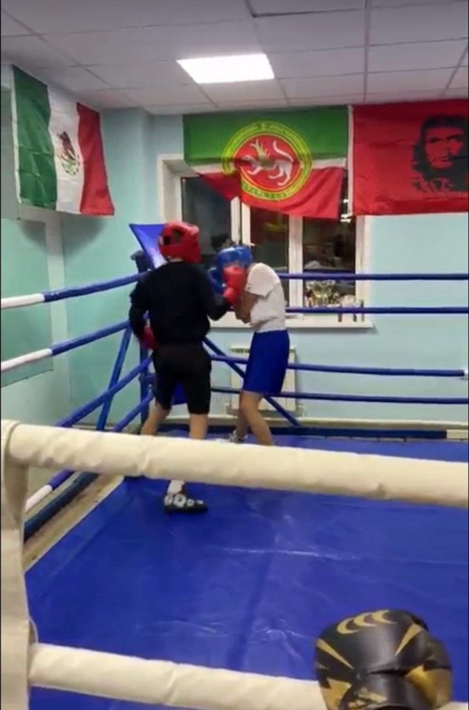 В рамках обмена опытом и укрепления взаимодействия и дружеских связей в Физкультурно-спортивном клубе им. Виктора Мякишева г. Нурлат была проведена совместная тренировка воспитанников секций бокса Челно-Вершинского района и г. Нурлат Республики Татарстан