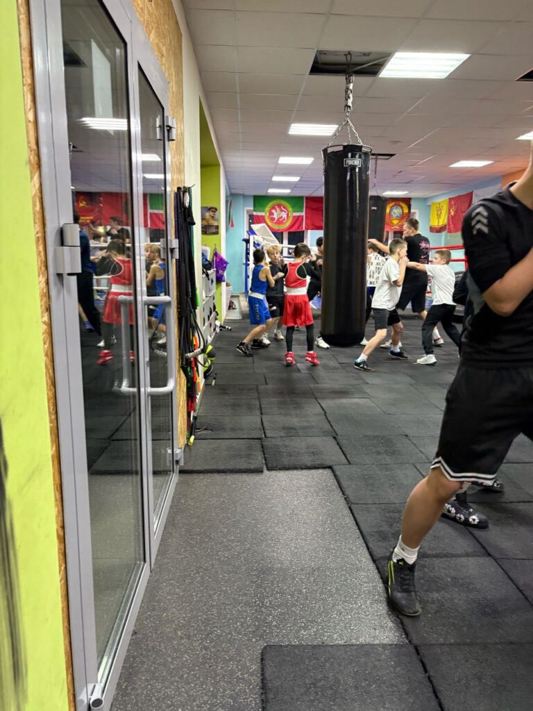 В рамках обмена опытом и укрепления взаимодействия и дружеских связей в Физкультурно-спортивном клубе им. Виктора Мякишева г. Нурлат была проведена совместная тренировка воспитанников секций бокса Челно-Вершинского района и г. Нурлат Республики Татарстан