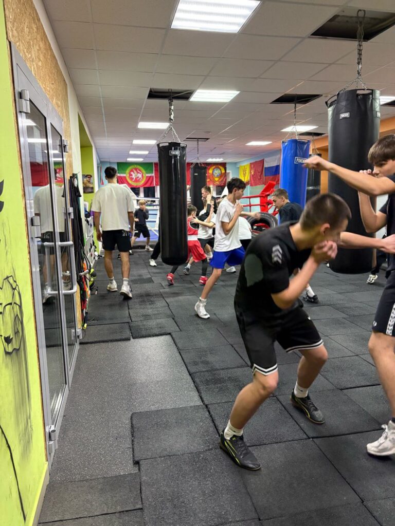 В рамках обмена опытом и укрепления взаимодействия и дружеских связей в Физкультурно-спортивном клубе им. Виктора Мякишева г. Нурлат была проведена совместная тренировка воспитанников секций бокса Челно-Вершинского района и г. Нурлат Республики Татарстан