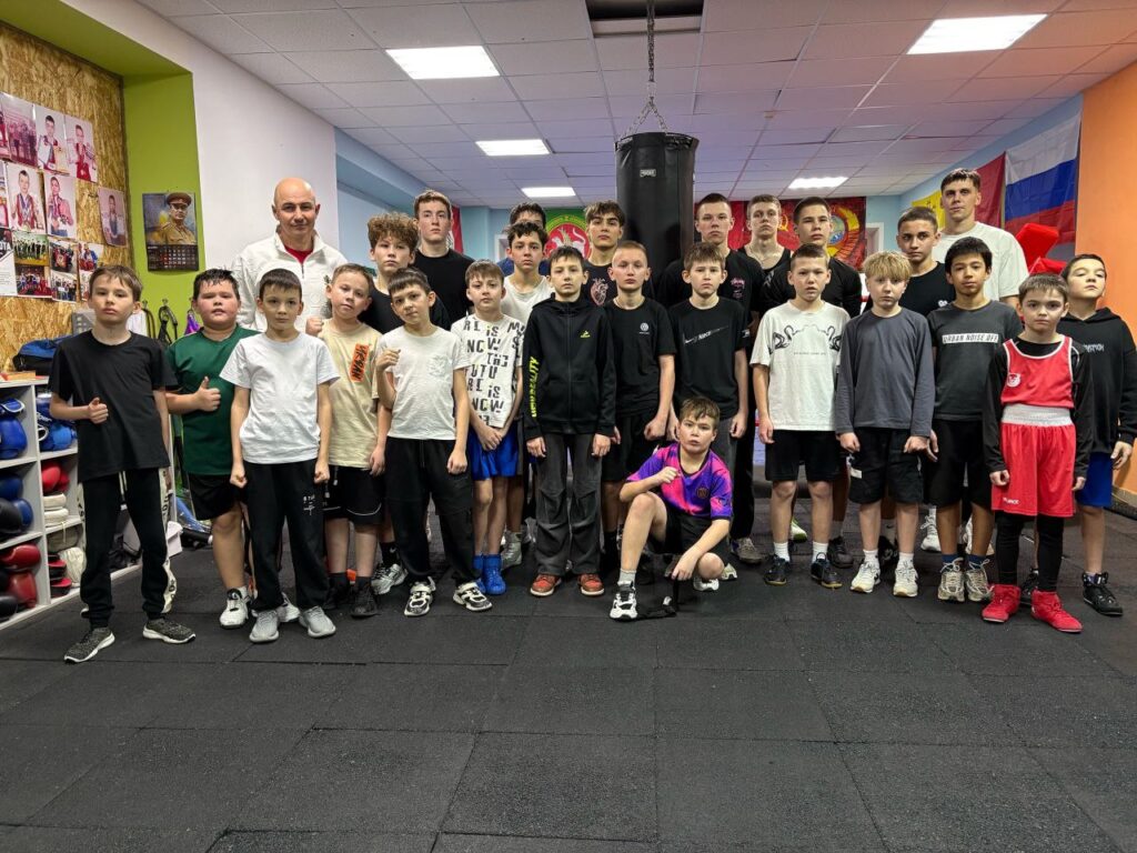 В рамках обмена опытом и укрепления взаимодействия и дружеских связей в Физкультурно-спортивном клубе им. Виктора Мякишева г. Нурлат была проведена совместная тренировка воспитанников секций бокса Челно-Вершинского района и г. Нурлат Республики Татарстан