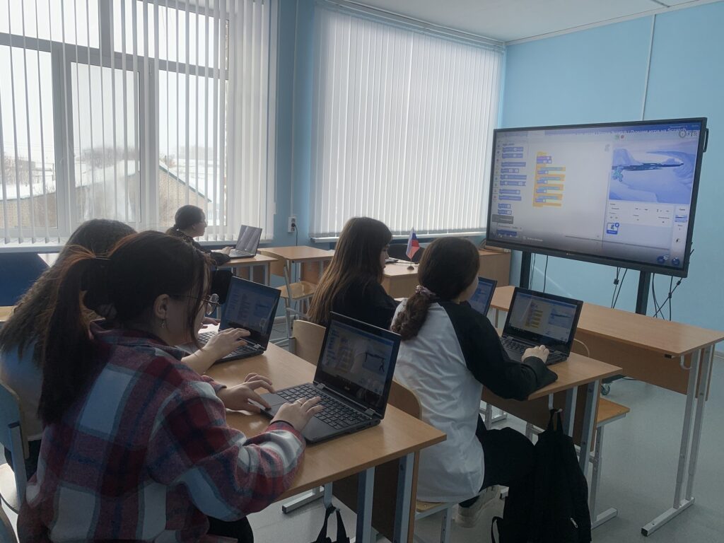 сегодня мы сделали игру в снежки на платформе программирования Scratch, в которую можно играть с друзьями