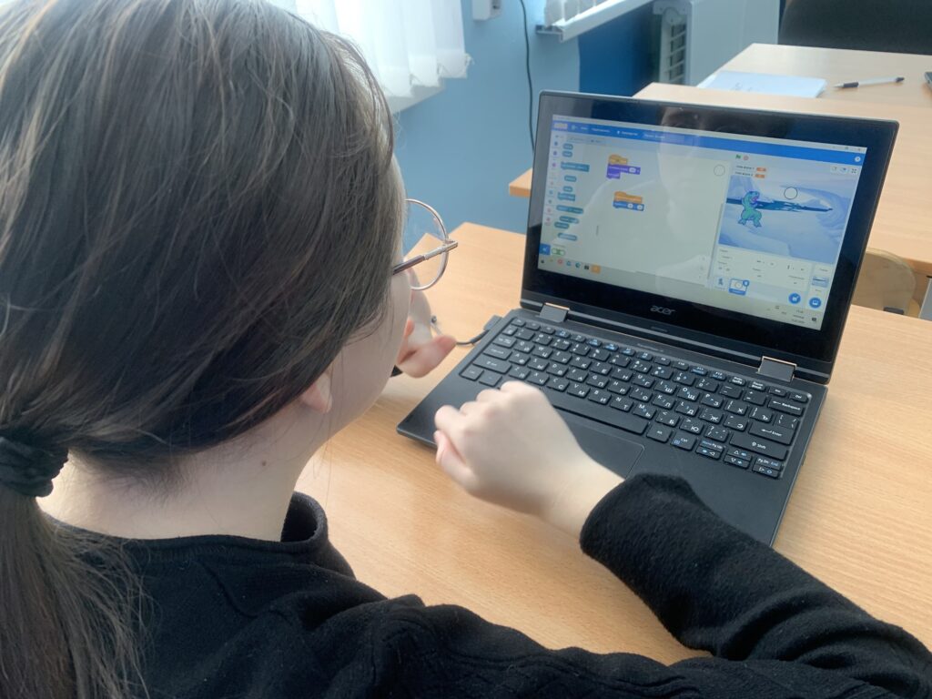 сегодня мы сделали игру в снежки на платформе программирования Scratch, в которую можно играть с друзьями