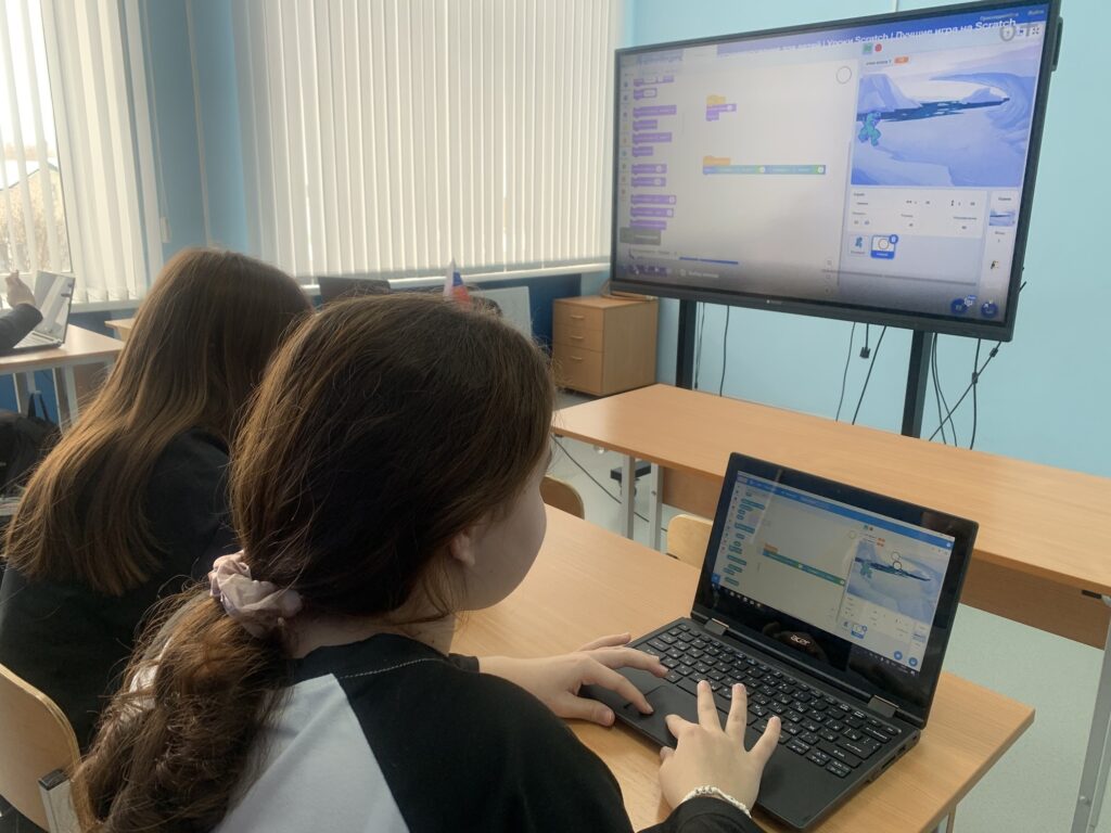 сегодня мы сделали игру в снежки на платформе программирования Scratch, в которую можно играть с друзьями