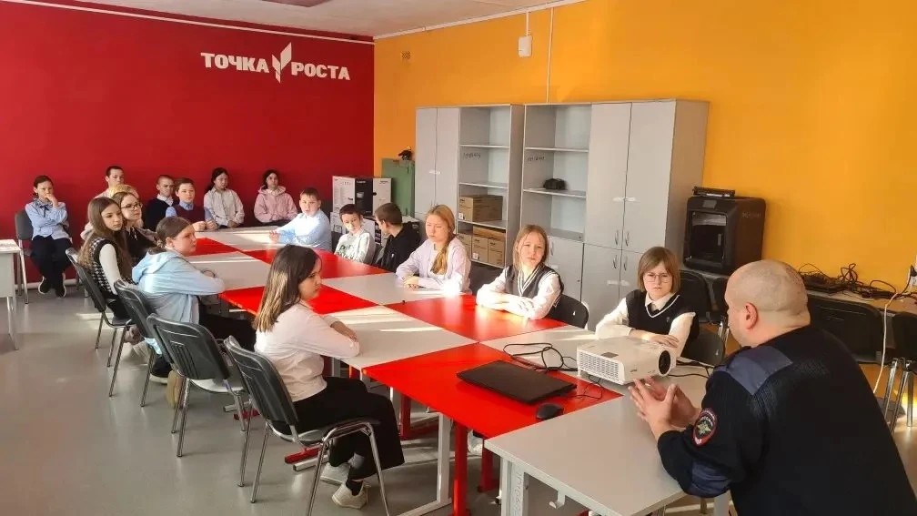 с учащимися 5-9 классов прошла важная профилактическая беседа, которую провёл майор полиции Стручков Евгений Николаевич