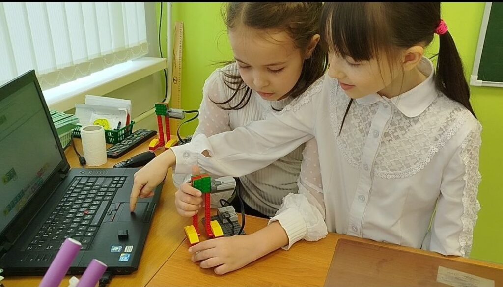 Ребята конструировали своих чемпионов, программировали их и выводили на поле. Голы, обводки, точные пасы — всё по-настоящему!