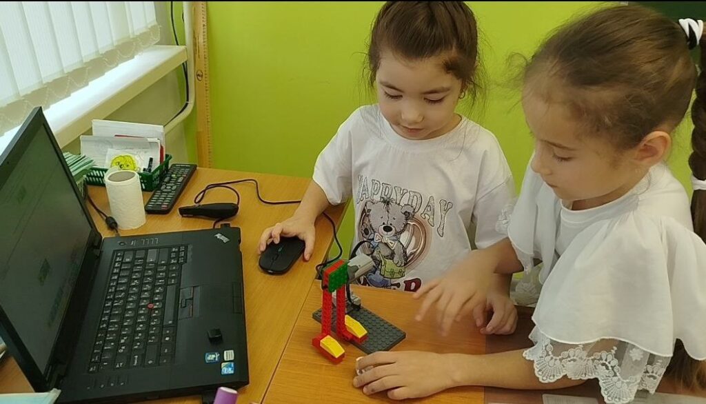 Ребята конструировали своих чемпионов, программировали их и выводили на поле. Голы, обводки, точные пасы — всё по-настоящему!