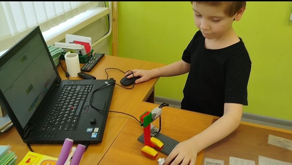 Ребята конструировали своих чемпионов, программировали их и выводили на поле. Голы, обводки, точные пасы — всё по-настоящему!