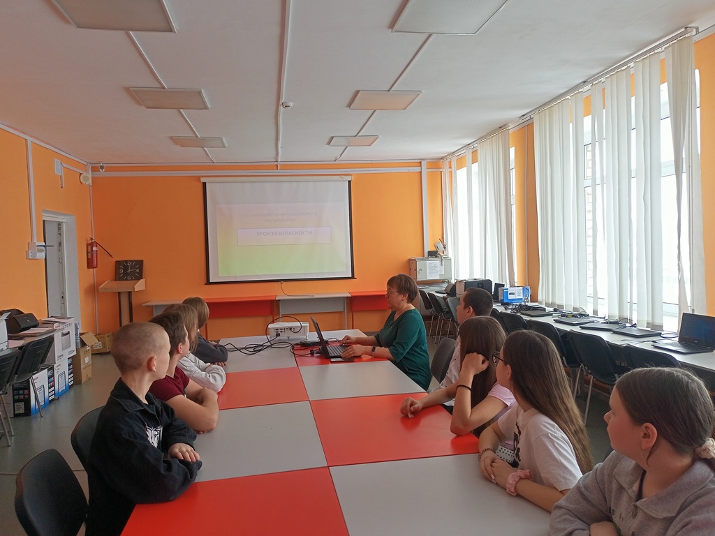 с обучающимися ГБОУ СОШ с. Девлезеркино проведён урок безопасности «Противодействие терроризму и экстремизму»