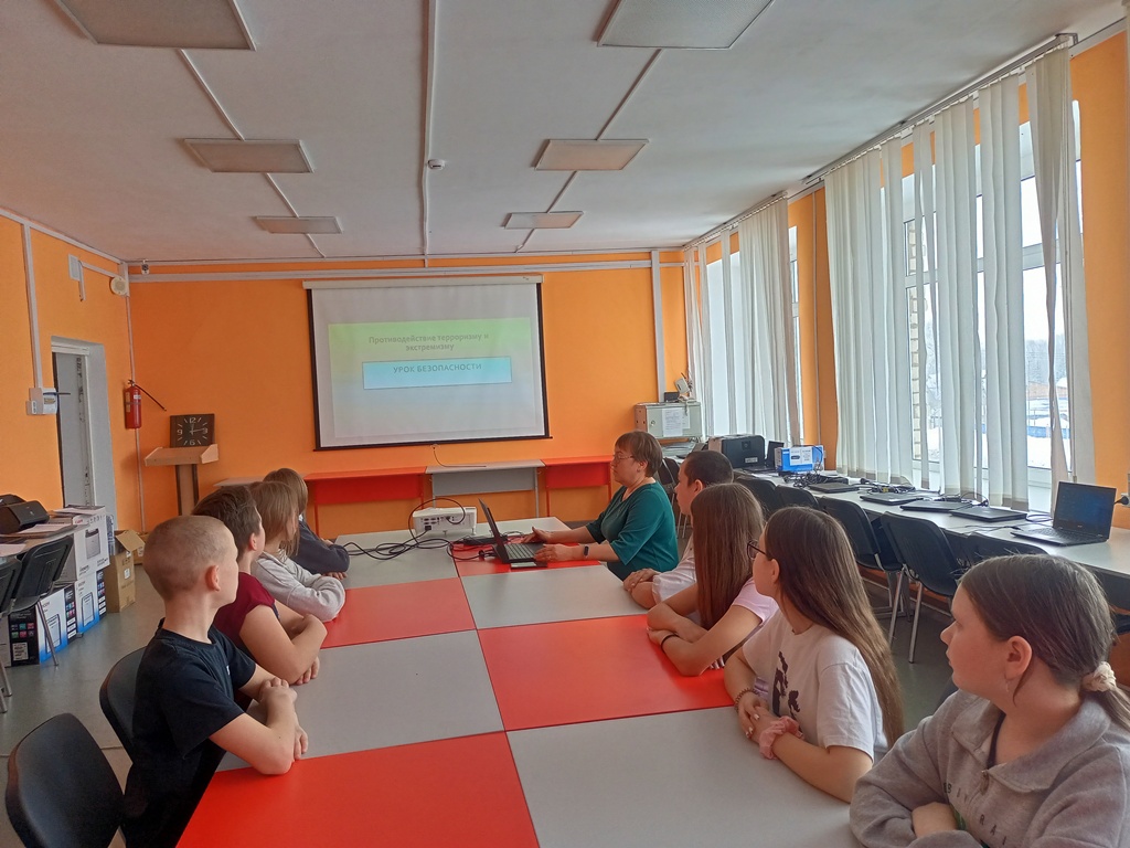 с обучающимися ГБОУ СОШ с. Девлезеркино проведён урок безопасности «Противодействие терроризму и экстремизму»
