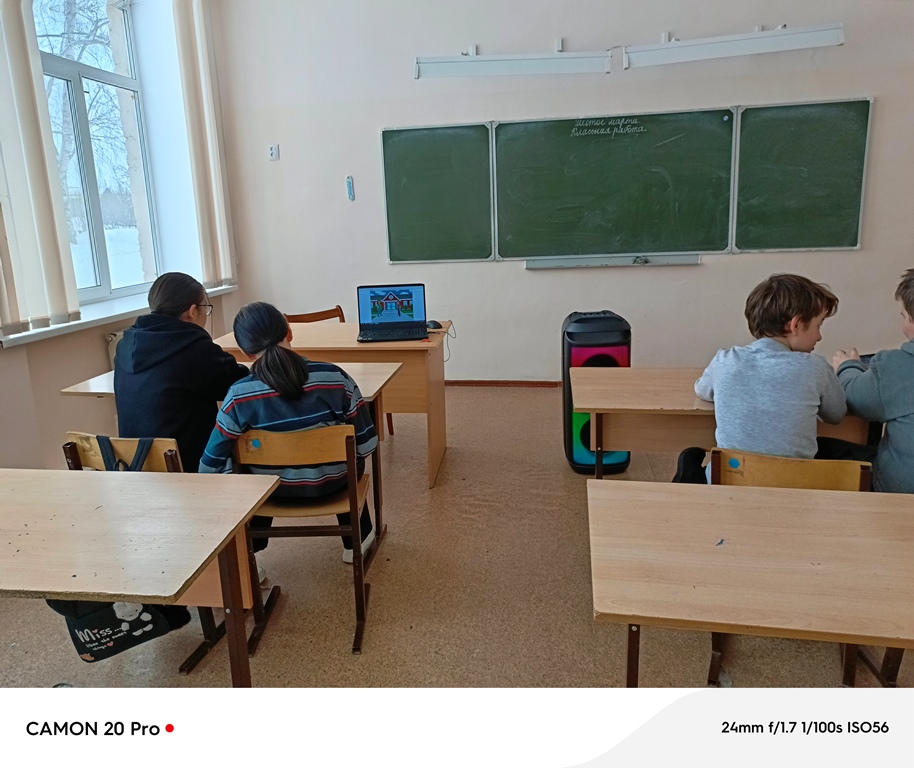 Воспитанники читали текст – диалог по очереди, записывая аудиофайлы в программе Scratch. Затем с помощью команды озвучивания все эти файлы озвучили.