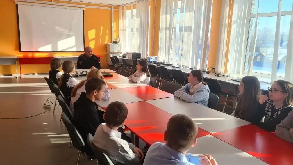 с учащимися 5-9 классов прошла важная профилактическая беседа, которую провёл майор полиции Стручков Евгений Николаевич