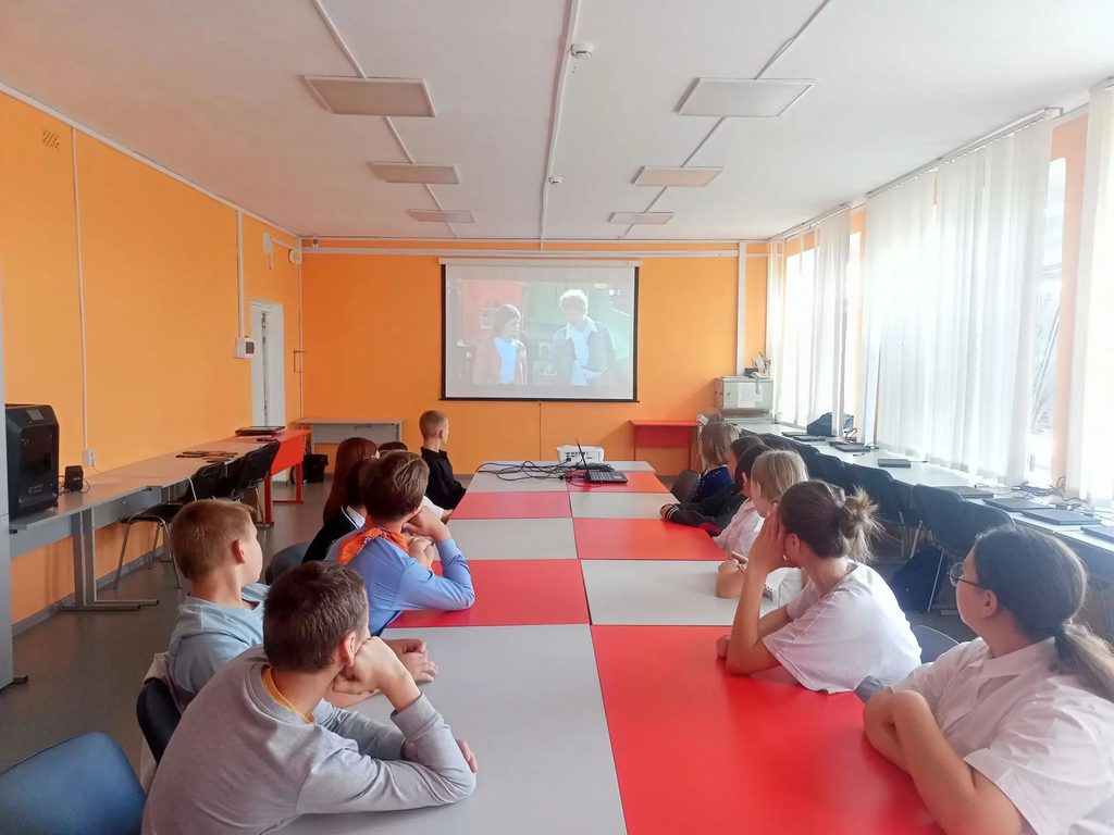  Занятие было приурочено ко Дню работника дошкольного образования (27 сентября) и Дню учителя (5 октября). Школьники не просто обсуждали профессию педагога, а изучали её изнутри, открывая для себя многообразие специальностей в этой сфере.